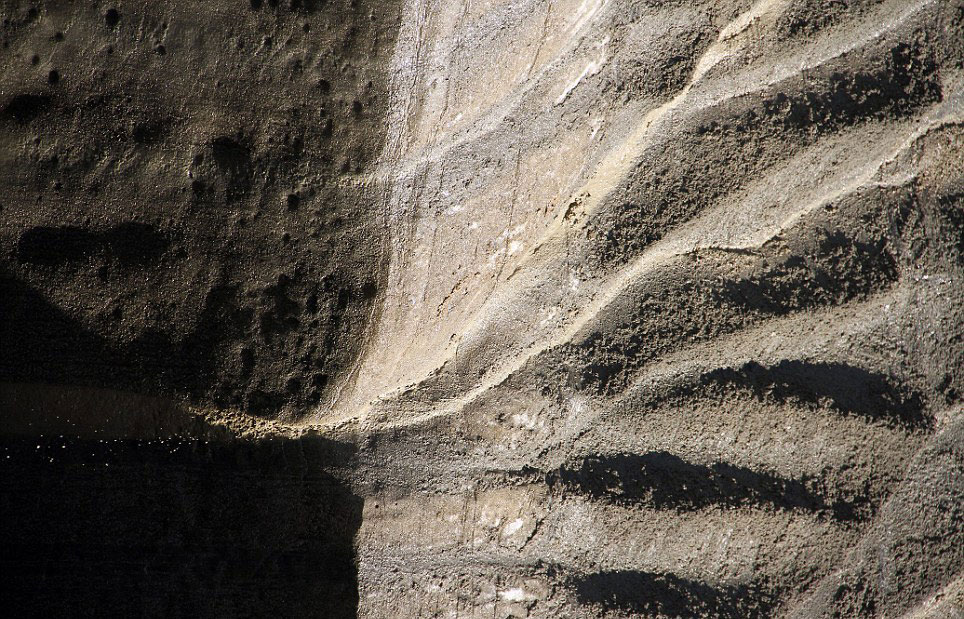 俄罗斯西伯利亚亚马尔半岛“末日天坑”内部结构曝光