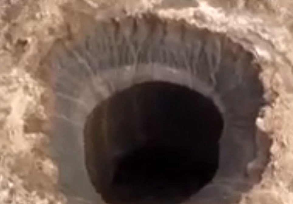 俄罗斯西伯利亚亚马尔半岛“末日天坑”内部结构曝光