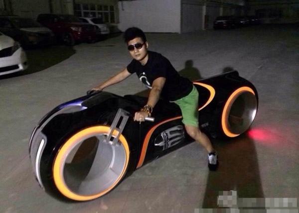 南京电影爱好者花近100万元购买美国科幻电影《创战纪》中的道具摩托车“特隆”