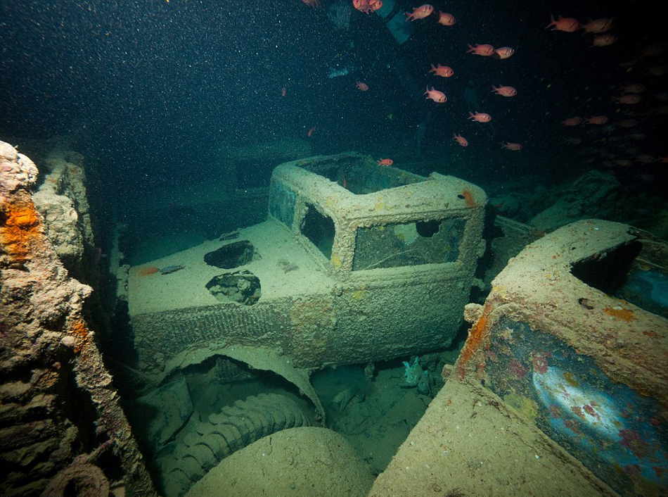 英国潜水员探访红海海底二战沉船“蓝蓟花号”(SS Thistlegorm)残骸遗址