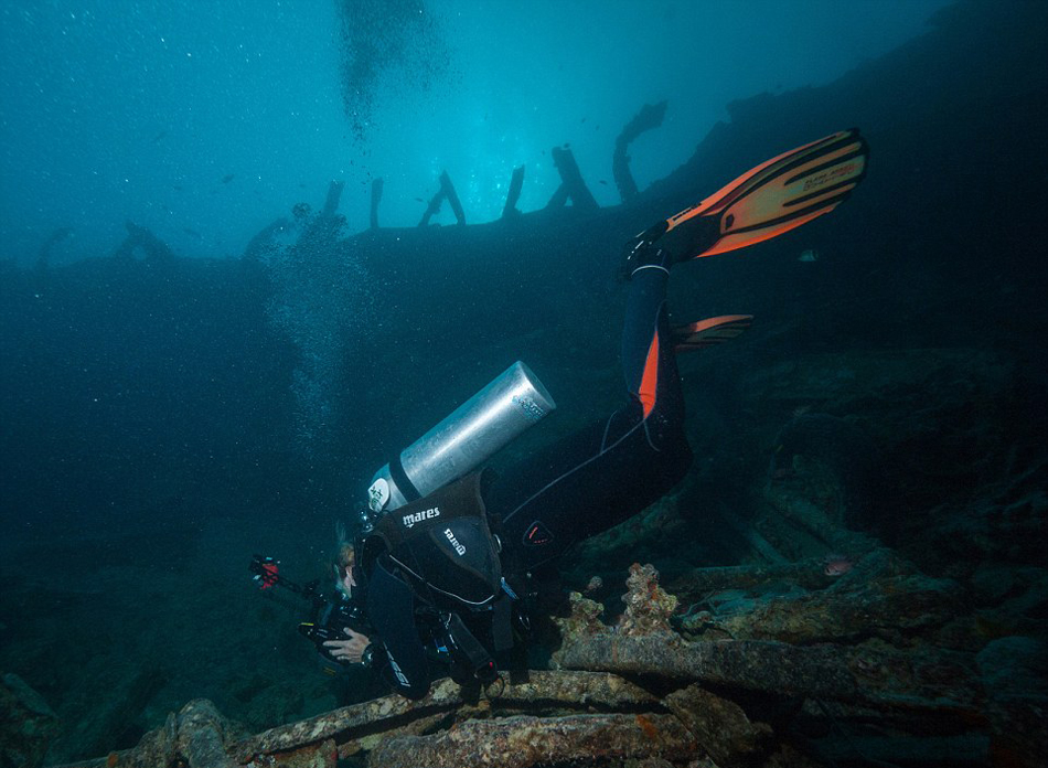 英国潜水员探访红海海底二战沉船“蓝蓟花号”(SS Thistlegorm)残骸遗址