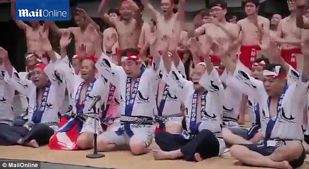 日本捕鲸节上演捕假鲸鱼大戏