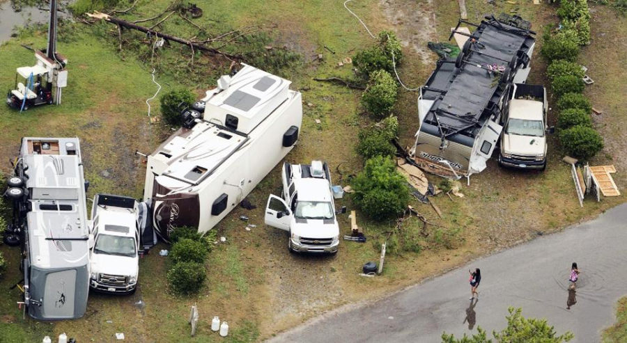 һ��������Ϯ������������������һ��ҰӪ��