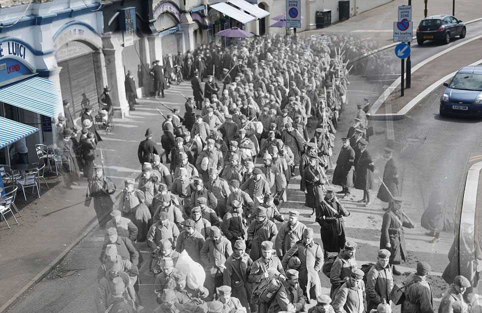 1914年第一次世界大战期间,德国战俘在当地人围观下,被警卫押往埃塞克斯邵森德(Southend)码头。