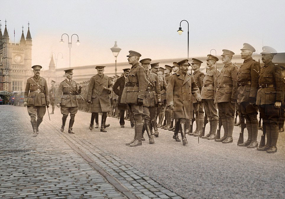 1915年,英王乔治五世正在布里斯托尔(Bristol)检阅军队,与出租车排队在火车站前等待接人的现代照合成。