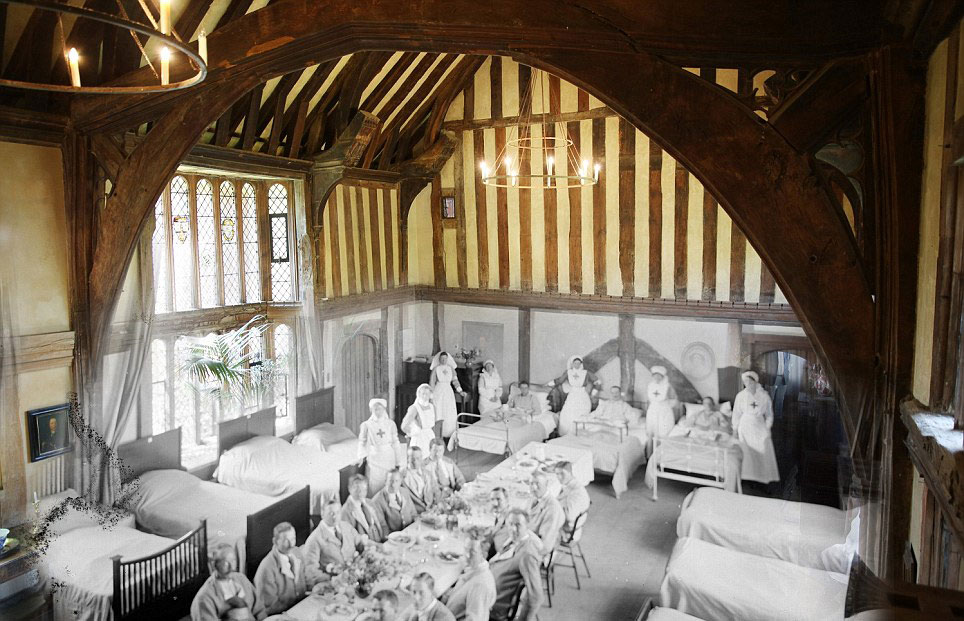 在东苏克塞斯的Dixter教堂大厅中疗养的士兵,与一名游客照片合成。