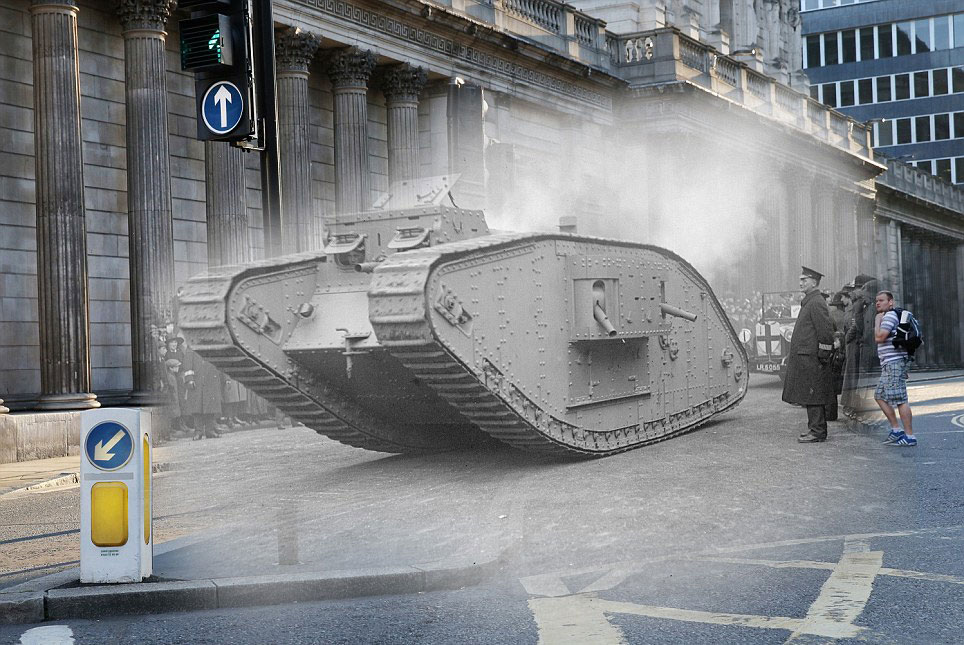 1917年,MKIV坦克通过伦敦街头,与7月初一名男子正从英格兰银行外面走过的照片合成。
