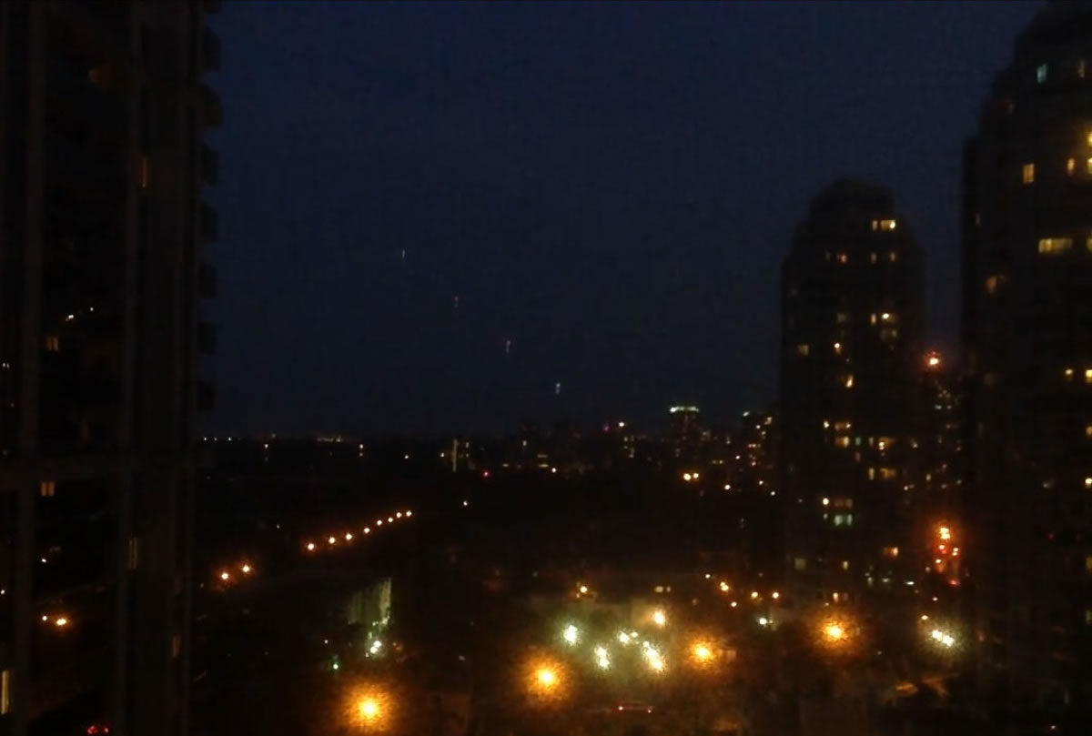 加拿大多伦多夜空现神秘光束