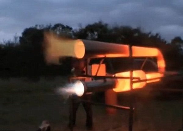 弗兹以U型金属管打造无阀脉冲式喷射引擎