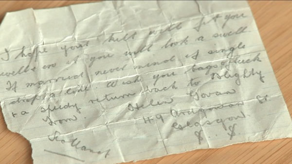 英国祖传的一次世界大战士兵苏格兰裙拆线时意外发现百年情书