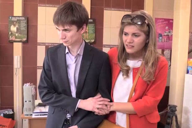 在兽医事务所,Roman和Kristina很担心青蛙的身体。