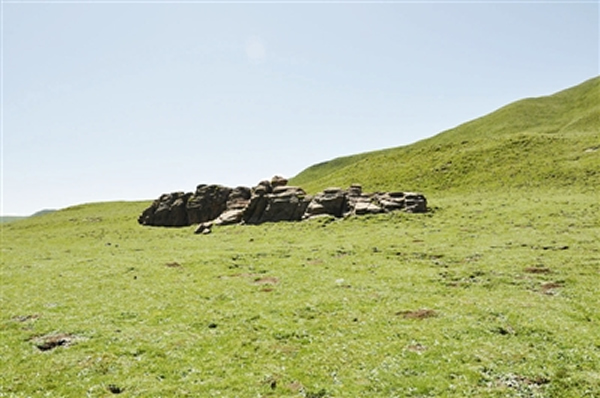 青海祁连:谁在岩石上留下神秘脚印