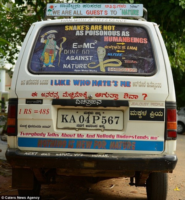 印度业余捕蛇人在30多年间捕捉过4万条各种各样的蛇