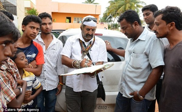 印度业余捕蛇人在30多年间捕捉过4万条各种各样的蛇