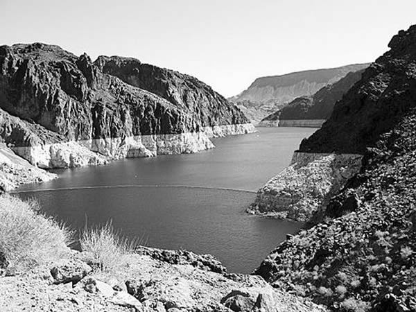 美国西部干旱导致米德湖水平面下降,但地下水资源枯竭的形势更加严峻。