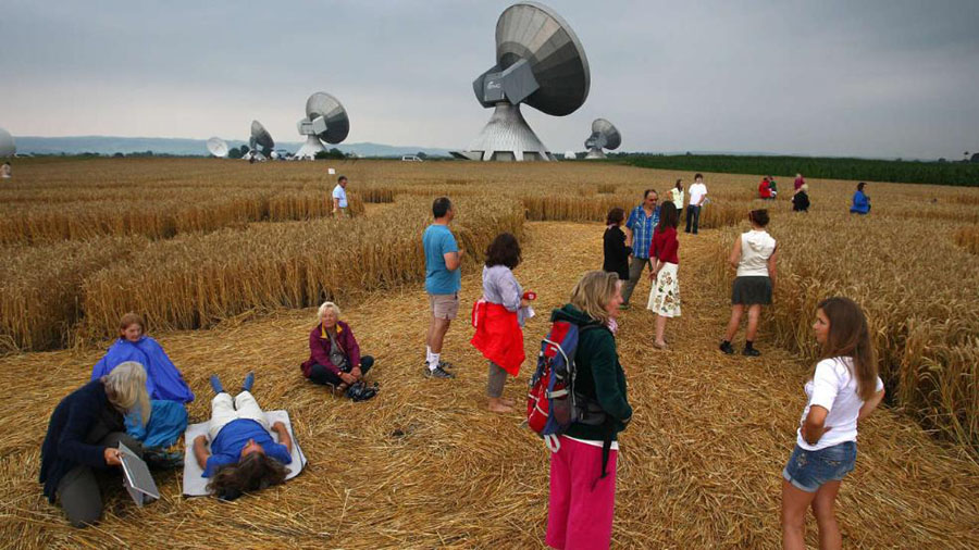 德国巴伐利亚州慕尼黑农民清晨出门发现麦田怪圈