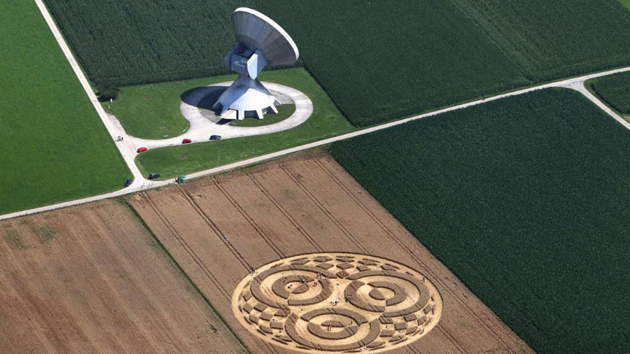 德国巴伐利亚州慕尼黑农民清晨出门发现麦田怪圈