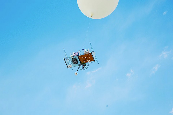 日本艺术家将花束与盆栽送进外太空拍摄