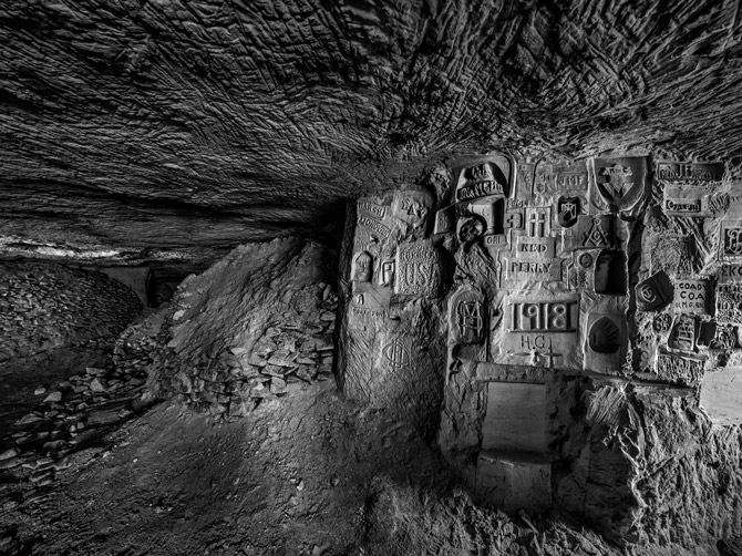 1918年驻扎在贵妇小径地下矿坑的美军第26步兵师「洋基」,在六周里刻画出大约500幅作品,包括姓名、地址、宗教符号及爱国标志等图像。