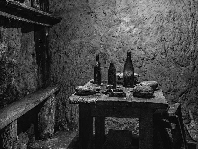 有些矿坑可容纳数千人,并设有像电灯这类的便利设施。到了1918年,坦克、大炮与空中联合攻击的出现,使得战场愈来愈流动,军队也纷纷弃守他们的地底堡垒。