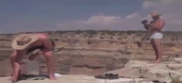 2���οͽ����м���ڶ��±ߣ�׼�����������Ϲ���