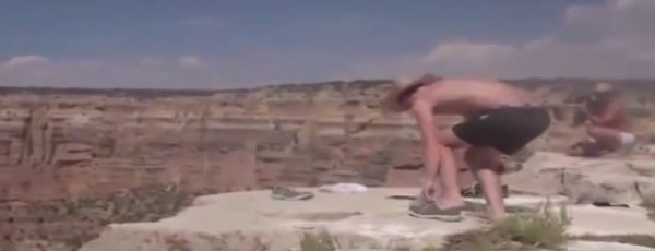 2���οͽ����м���ڶ��±ߣ�׼�����������Ϲ���