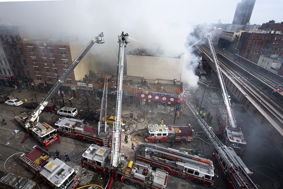 ����ŦԼ�ж����������������������¥������Ũ���ԴӲ�ԫ������ð���� PHOTOGRAPH BY JOHN MINCHILLO, AP