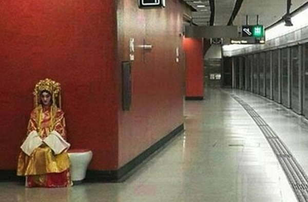 “鬼新娘”惊现港铁