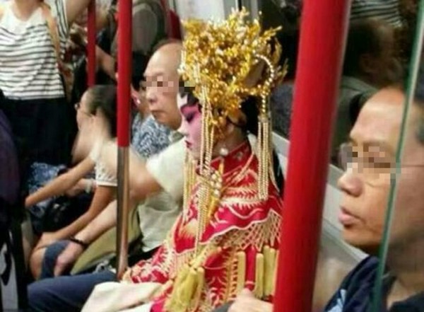 “鬼新娘”惊现港铁