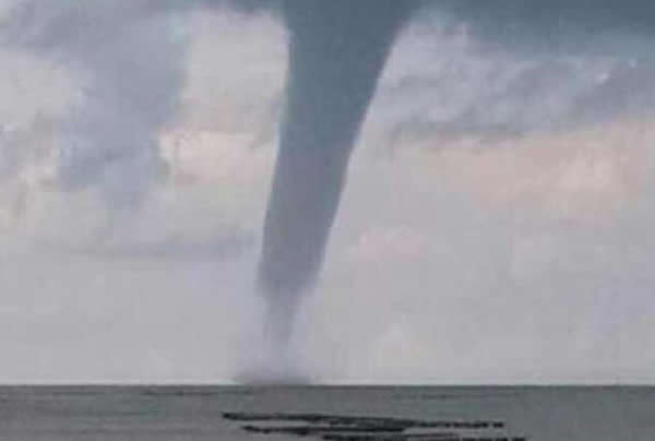 广东珠海机场海域惊现水龙卷