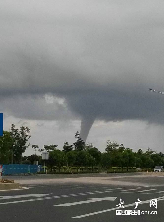 广东珠海机场海域惊现水龙卷