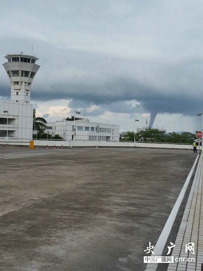 广东珠海机场海域惊现水龙卷