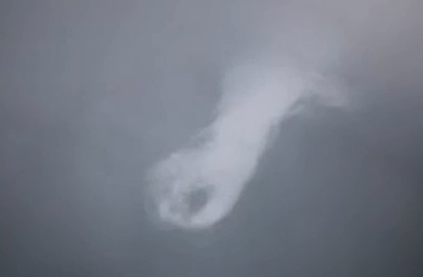 英国肯特郡天空拍摄到“上帝之手”