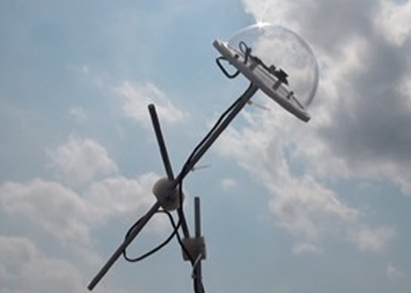 摄录机将飘过的白云记录低,供电脑程式分析。