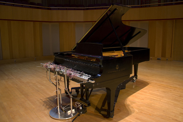 机械手会根据云朵位置及形态,用不同力度及速度弹奏。