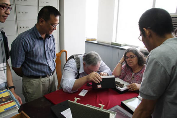 美国解剖学会前主席等人参观中科院古脊椎所标本馆