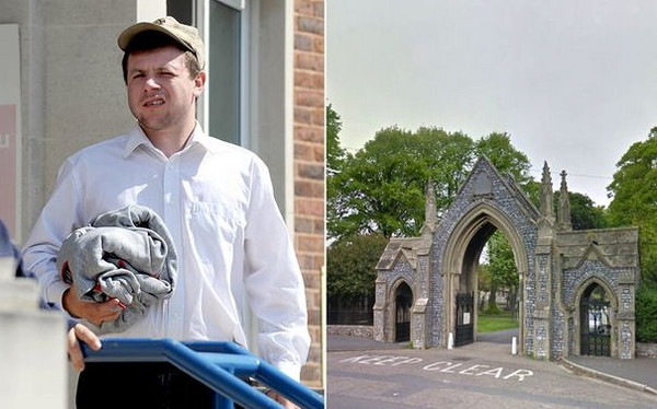 英国一名男子在墓园里扮鬼吓人