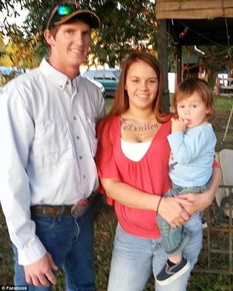 美国佛罗里达州一户家庭深受蛇困扰 3个月抓住48条