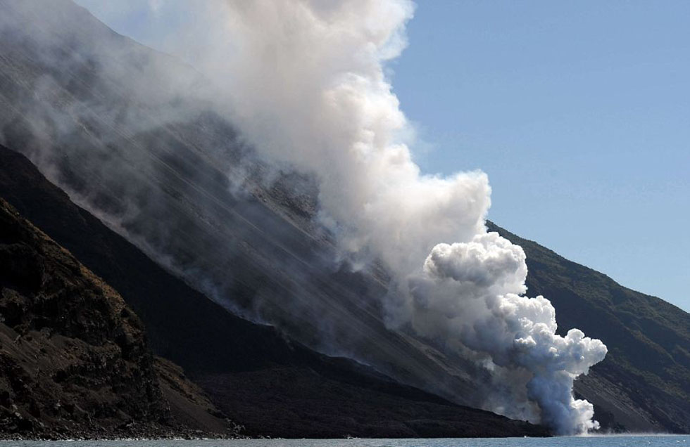 游客们带着敬畏的心情观看这一壮观景象