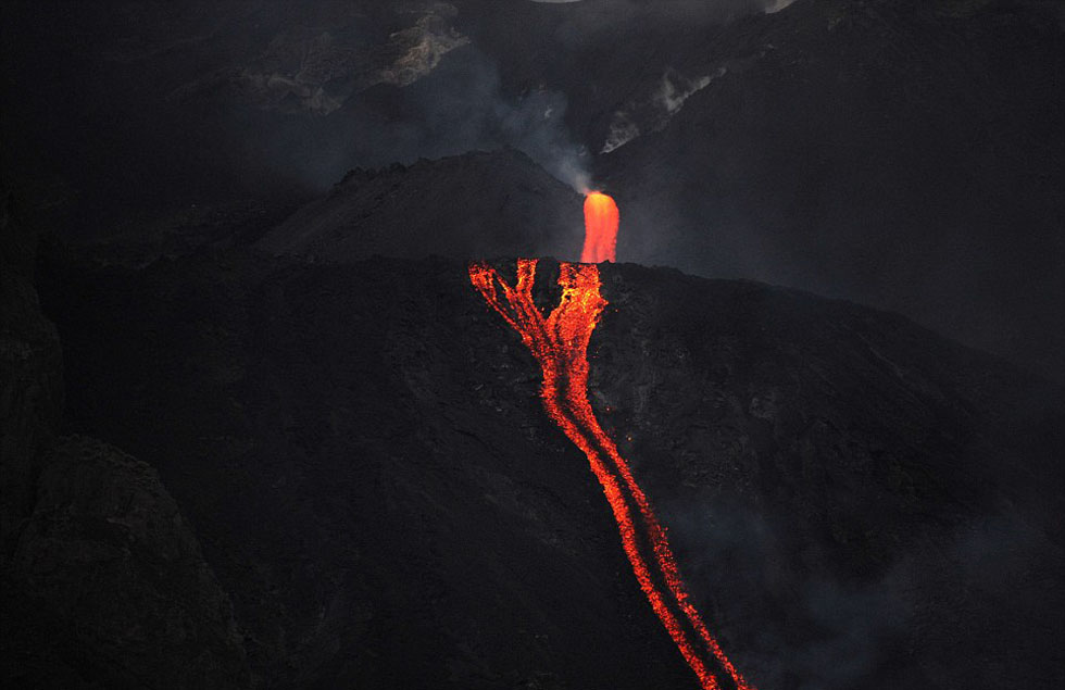 火山岩溶在夜晚更加亮眼