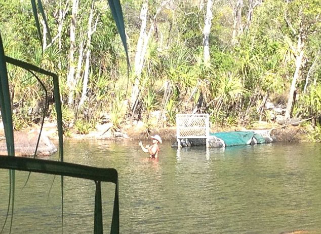 澳大利亚游客不顾危险与鳄鱼合影