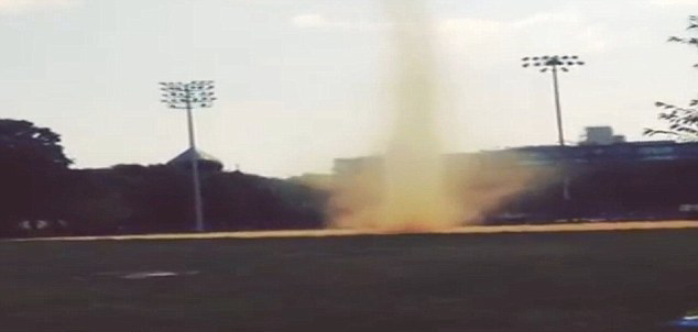 美国纽约布鲁克林区麦克凯伦公园棒球场惊现一道尘卷风