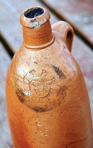 ������ѧ���ڸ�˹�˺�������200��ǰʥ��˹(Selters)��Ȫˮƿ �����ƿ�е�Һ���Ǿ�