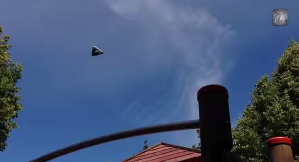 德国卡赛尔市拍到空中一个神秘三角形飞行物