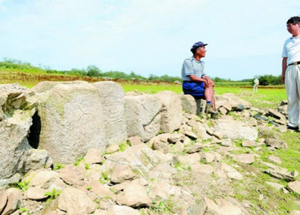 大连水库发现神秘石块 疑为三国“将军坟”