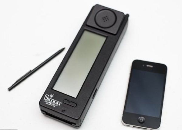 IBM Simon(左)与iPhone 4s(右)比较,仿如巨无霸。