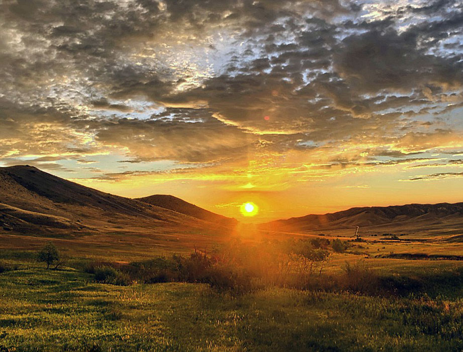 摄影师横跨8个月拍摄一组展现美国中西部千变万化的壮美夜空