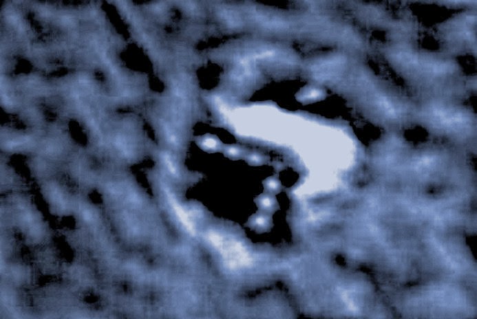 谷歌月球发现一个外星人月球基地或者是一艘神秘的月球飞船