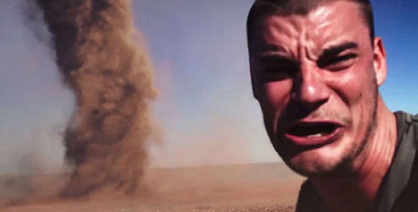 澳大利亚男子正沙漠中与龙卷风来个“死亡自拍”