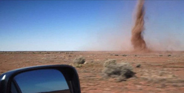 男子在车内观看龙卷风,并称这是他几年来所看过最大的